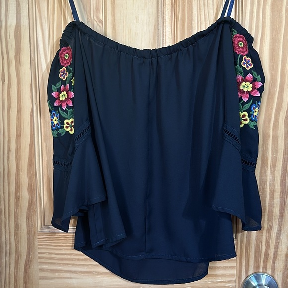 Off the shoulder - Picture 3 of 3